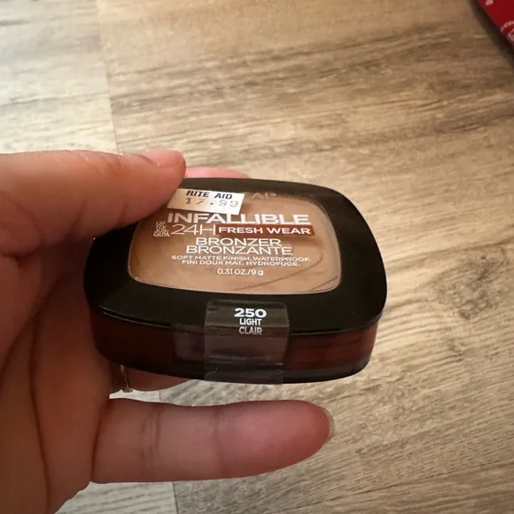 2 /$10 L'Oreal Soft Matte Bronzer - Shade 250 - Picture 2 of 3